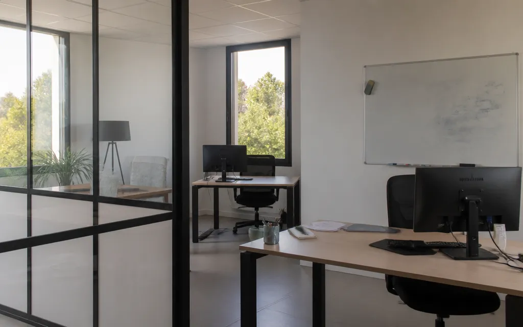 Petit bureau de société de conseil à Cabriès, deux postes de travail, cloison vitrée, tableau blanc à moitié effacé