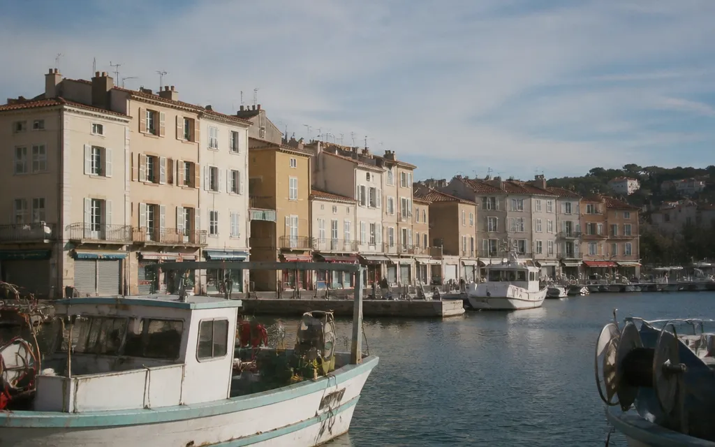 Quai du vieux port de La Ciotat en début de saison, bateaux de travail plutôt que de plaisance, devantures de…