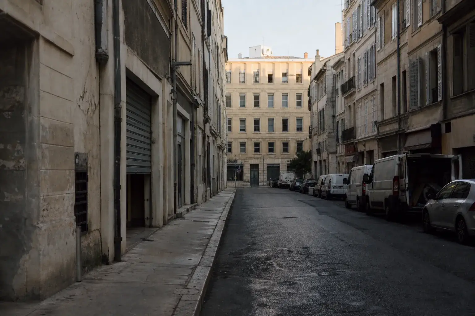 Quartier d'activité marseillais en début de matinée
